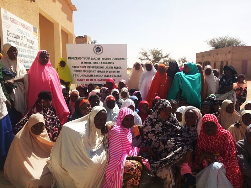 Hoffnung für Niger e. V. - Unterstützung - Frauengruppe vor Ausbildungszentrum